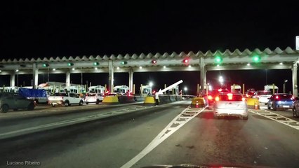Jovem é flagrado urinando em mureta no pedágio de Porto Belo