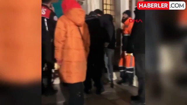 Fatih Camii'nde Bıçaklı Saldırı: İmam ve Bir Kişi Yaralandı