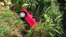 Mulher perde o controle da direção e cai com o carro em um barranco no Parque São Paulo