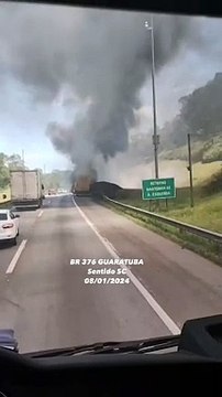 Caminhão dos Correios pega fogo e explosão bloqueia a BR-376 entre SC e o PR
