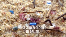 Disastro ecologico sulle coste della Galizia: spiagge invase da milioni di palline di plastica