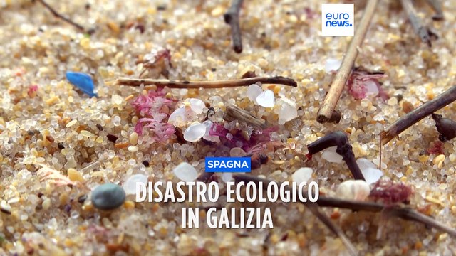 Disastro ecologico sulle coste della Galizia: spiagge invase da milioni di palline di plastica