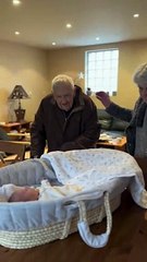 Le bonheur de ces grands-parents lorsqu’ils rencontrent leur petit-fils pour la première fois !