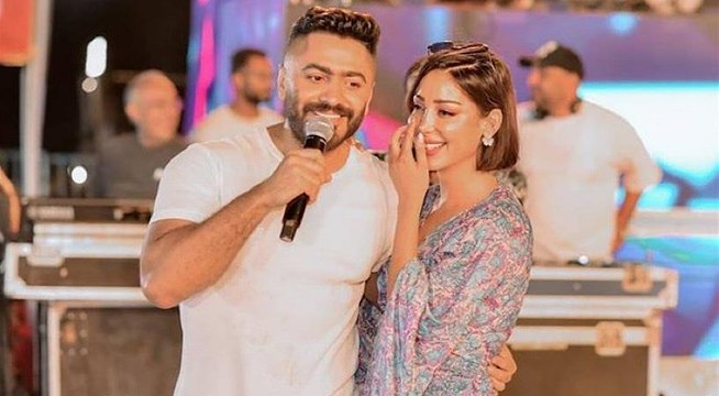 عودة بسمة بوسيل وتامر حسني بصورة عائلية في بداية العام الجديد
