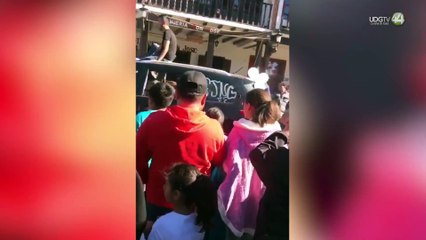 Miembros de cártel entregan juguetes en pleno Centro de Mazamitla