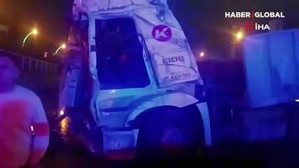 Kocaeli'de mucize kurtuluş! Kağıt gibi ezilen TIR'dan sağ çıktılar 