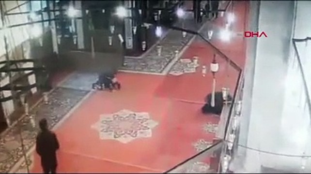 Fatih Camii'nde bıçaklı saldırı anları böyle kaydedildi