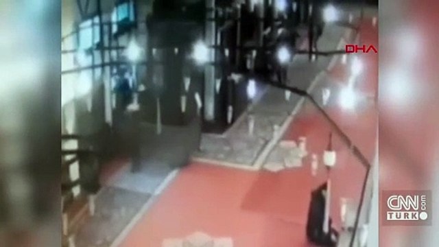 Fatih Camii'nde bıçaklı saldırı güvenlik kamerasında