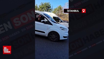 TEM Otoyolu'nda yolunu kestiği otomobilin camını yumrukladı