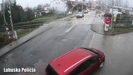 Gazeta Lubuska. Świebodzin. Samochód wjechał między szlabany kolejowe