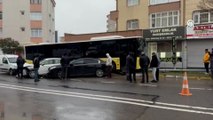 Ataşehir'de özel halk otobüsü park halindeki araçlara çarptı
