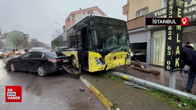 Ataşehir'de özel halk otobüsü park halindeki araçlara çarptı