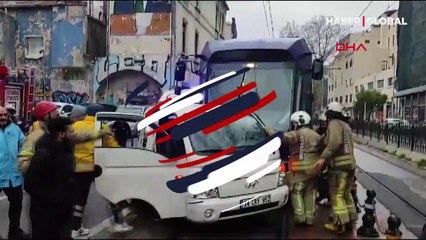 İstanbul'da yoldan çıkan kamyonete tramvay çarptı