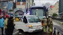 İstanbul'da tramvay kamyonete çarptı