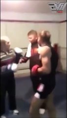 Papy VS jeune boxeur... Encore en forme le grand-père