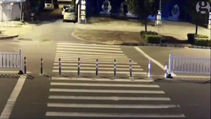 Un scooter chute dans un trou enorme au milieu de la route