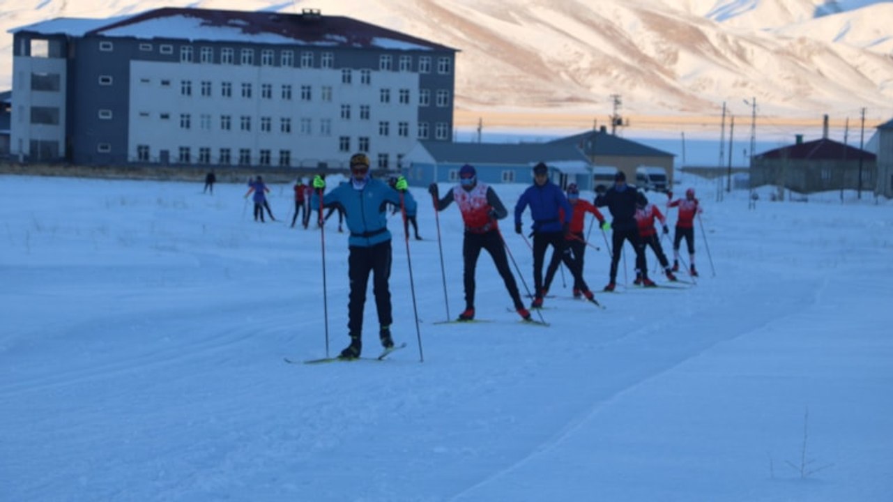Erzurum'da kar olmayınca milli sporcular Yüksekova'da çalışmaya başladı