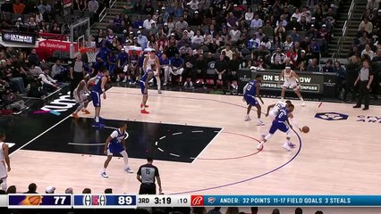 Durant makes incredible chasedown block