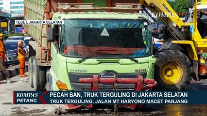 Truk Terguling di Jaksel hingga Detik-Detik Pedagang Buah Tewas Disiram Air Keras di Kiosnya