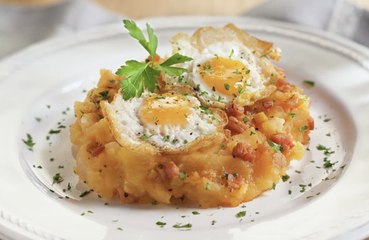 Patatas revolconas al pimentón con huevos fitos