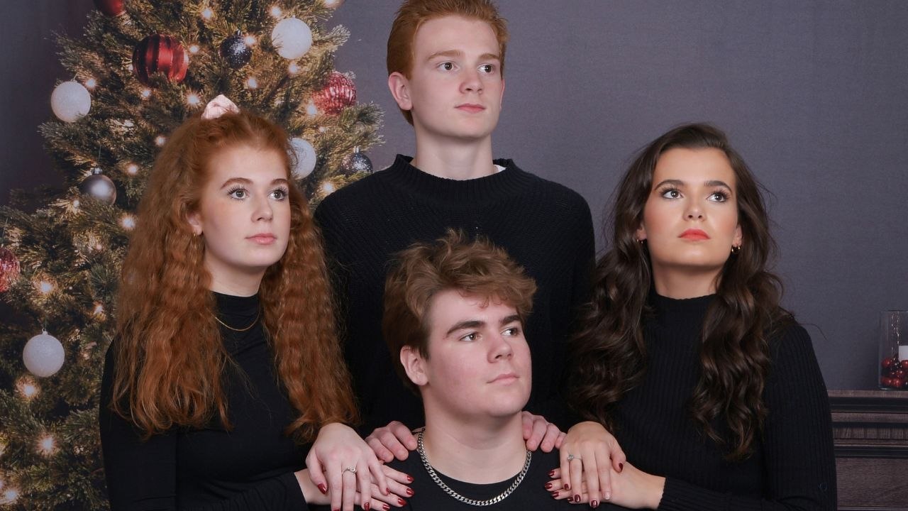 Siblings Surprise Parents With Cheesy 80s-Themed Photoshoot | Happily TV