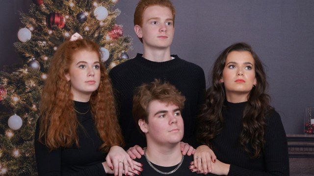 Siblings Surprise Parents With Cheesy 80s-Themed Photoshoot | Happily TV