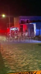Contra un semáforo terminó chocado un camión de personal sobre el cruce de las avenidas Miguel López de Legaspi y Gobernador Curiel, un tráiler habría sido el causante del accidente #GuardiaNocturna