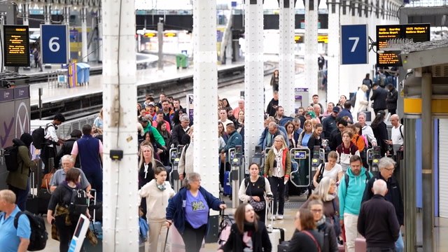 Paddington train services face delays and cancellations 'till end of day' as route beset by problems