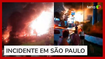 Incêndio provoca explosões e destrói galpão na Grande São Paulo