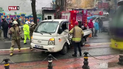 Beyoğlu'ndaki kazanın görüntüleri ortaya çıktı! Tramvay kamyoneti metrelerce sürükledi