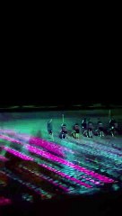 Equipo de fútbol entrena de madrugada y al lado de una fiesta