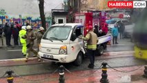 Beyoğlu'nda tramvayın kamyoneti sürüklediği anlar güvenlik kamerasında