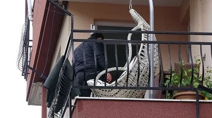 Antalya'da bir kişi, vücudunda çok sayıda bıçak yarasıyla balkonda ölü bulundu