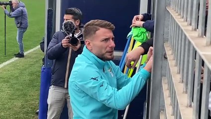 Lazio | Immobile firma gli autografi e scherza coi tifosi