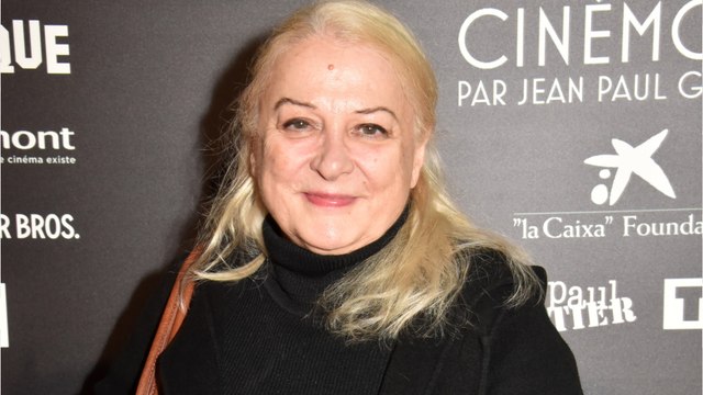 GALA VIDÉO - Josiane Balasko amusée par le tableau qu’elle avait offert à Coluche : “Je ne sais pas pourquoi j’ai arrêté”