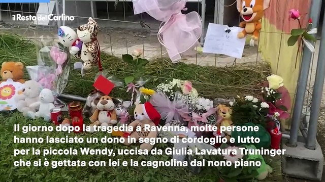 Volo della mamma dal palazzo: peluche e fiori per la bimba morta