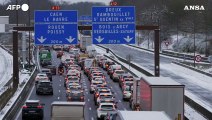 Neve e ghiaccio causano disagi al traffico sulle autostrade vicino Parigi