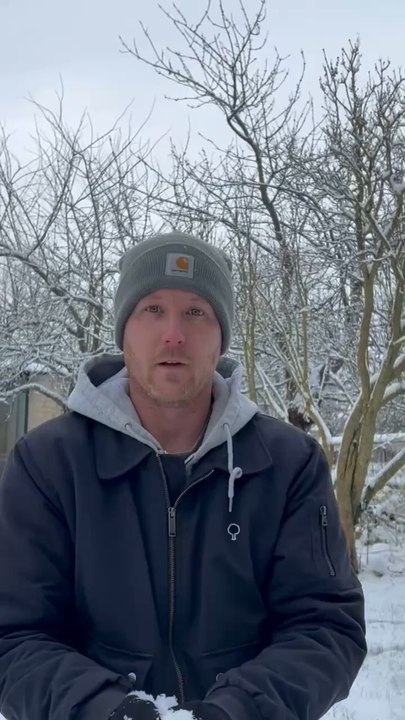 Sinon plus serieusement, pensez à secouer vos arbres les plus fragiles pour limiter les risques de casse ou tout simplement pour éviter’l’affaissement des branches ️