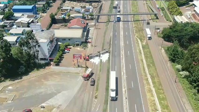 Carreta tomba e deixa rodovia coberta de farinha em SC