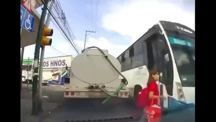 Elle évite le bus de justesse