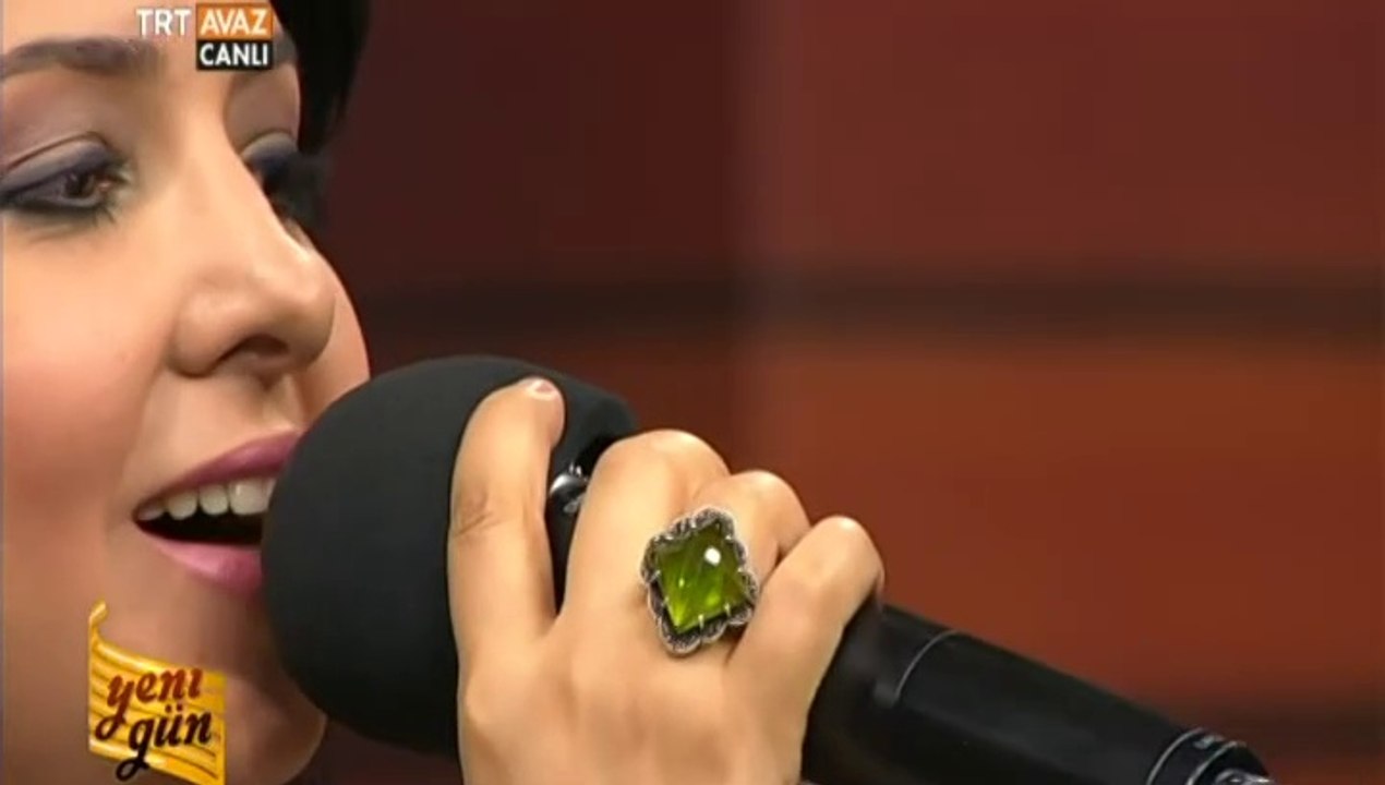 Münevver Özdemir - Evlerinin Önü Yonca