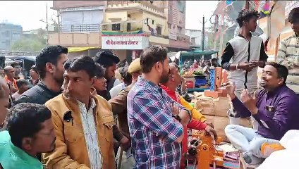 अतिक्रमण हटाओ अभियान : दुकानों के बाहर रखा सामना हटवाया
