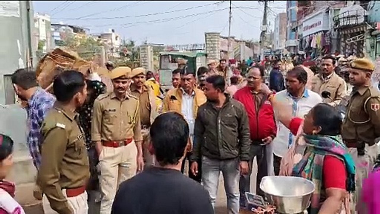 अतिक्रमण हटाओ अभियान : दुकानों के बाहर रखा सामना हटवाया
