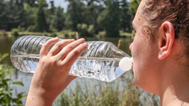 Il y aurait bien plus de particules de plastique que prévu dans les bouteilles d'eau, selon une nouvelle étude