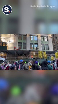Police Use Saw to Separate Pro-Palestine Demonstrators on New York City Bridge (1)