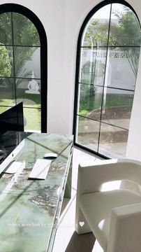 Elle a principalement fait confiance à la marque Home Figures, une enseigne de meubles sur mesure. Une table à manger, des fauteuils, une bibliothèque...Caroline Receveur partage des images de sa nouvelle maison à Dubaï. Instagram