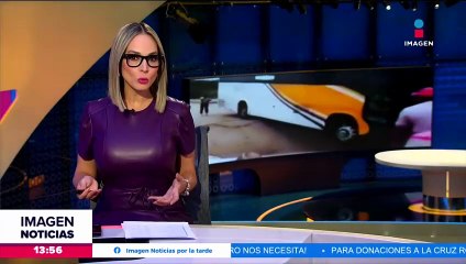 Carretera se hunde y autobús se queda atrapado en un socavón