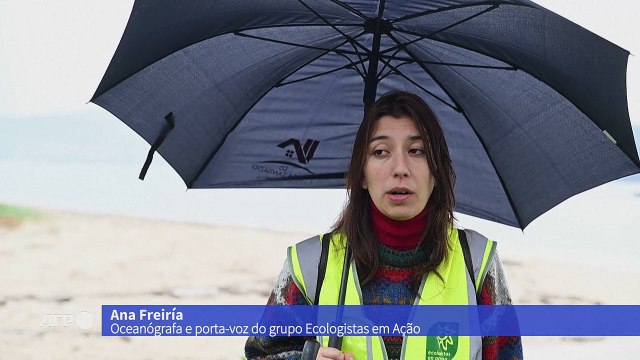 Bolinhas de plástico se multiplicam em praias na Espanha
