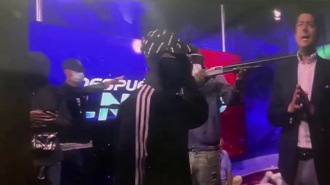Violencia en Ecuador: un grupo de encapuchados armados irrumpe en directo en el canal TC Televisión