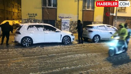 İzmir'den Eskişehir'e Gelen Üniversite Öğrencileri Kar Topu Savaşı Yaptı